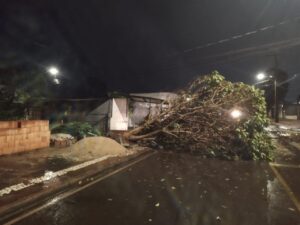 TEMPORAL CAUSA ESTRAGOS EM CM, DERRUBA COBERTURA DE POSTO DE COMBUSTÍVEL E CAUSA INCÊNDIO